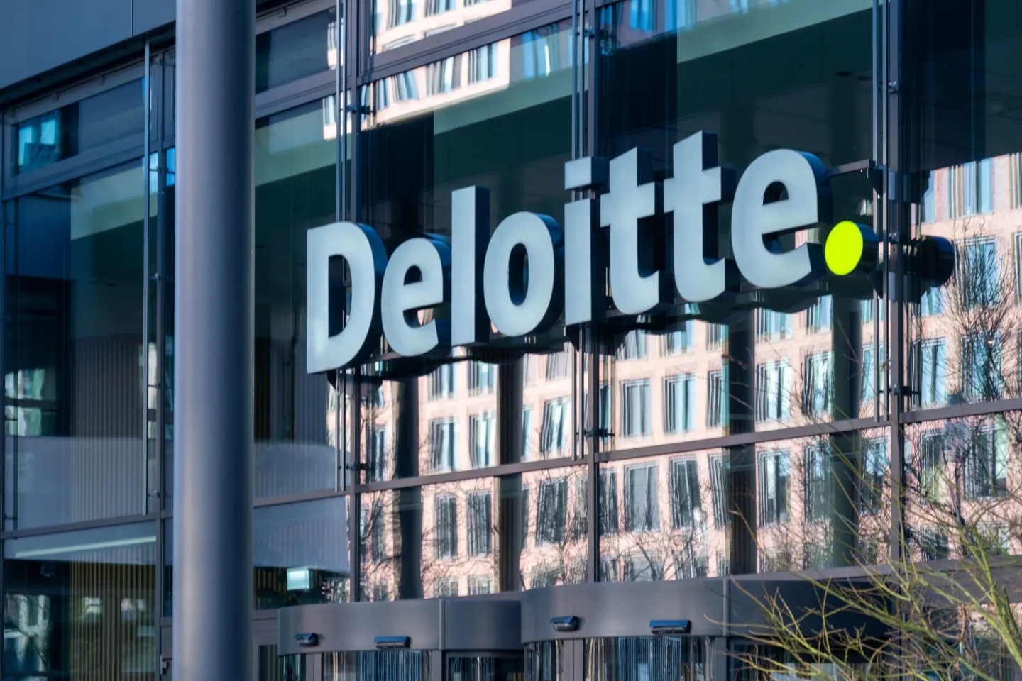 Deloitte Faces Backlash After AI Errors in Australian Report